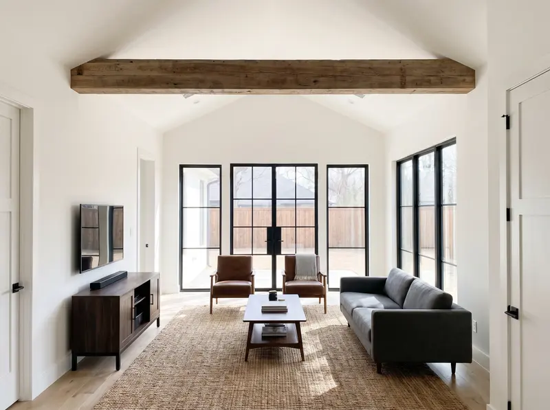 Sala con plafón levantado en bóveda y una viga de madera a la vista